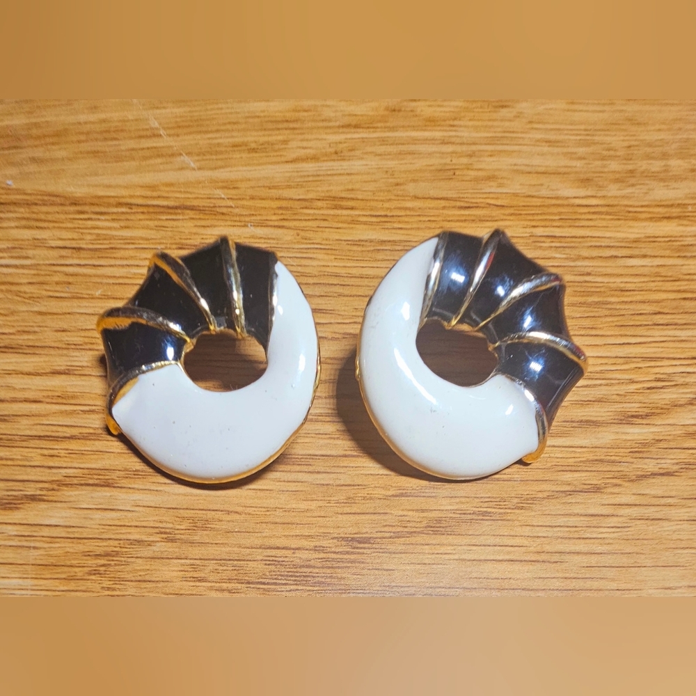 Vintage 1990s round circle cream and black texture bamboo luxury earrings